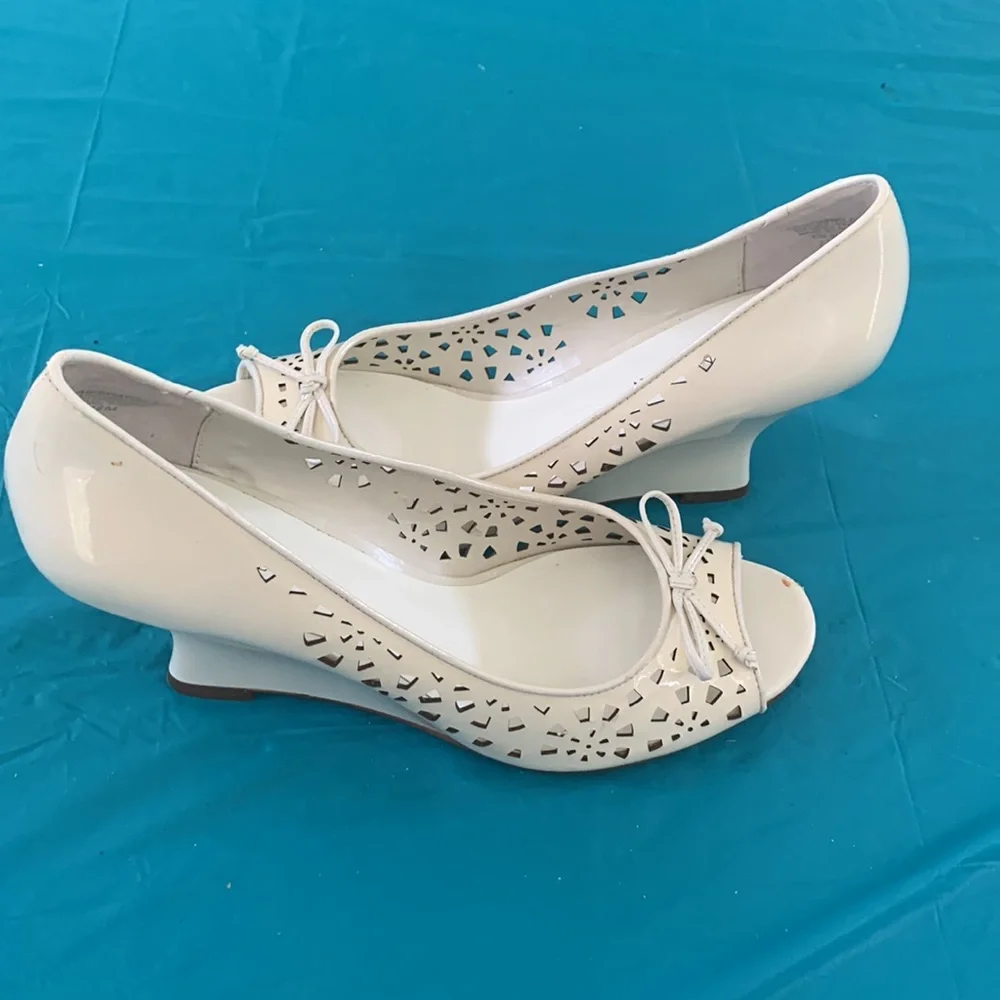 Anne Klein summer shoes. Feminine wedge style  in cream/off white. Size 7..5.